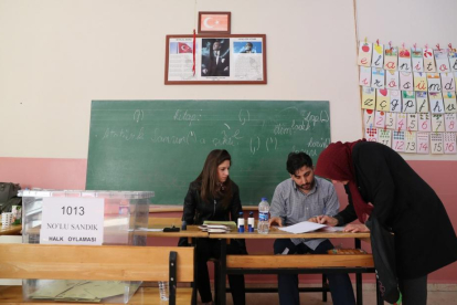 Una votante en su colegio electoral de Estambul.