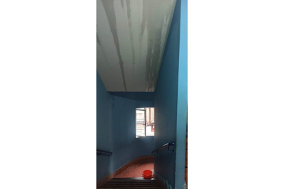 Las imágenes muestran las humedades, cubos para achicar y caída de pintura en el edificio de los más pequeños. DL