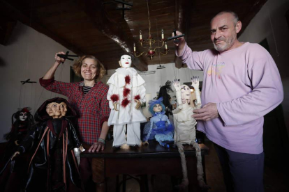 Miguel López y Begoña García con varias de sus criaturas.