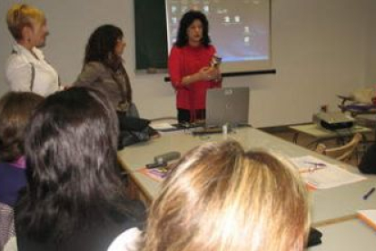 Teresa Gutiérrez presenta el proyecto de la escuela de Tarrasa.