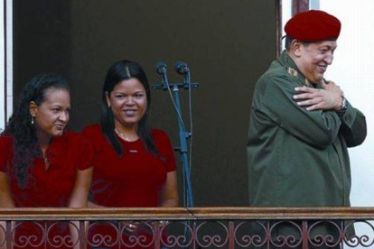 Chávez, junto a sus hijas Rosa (izquierda) y Maria, en Caracas en julio del 2011.