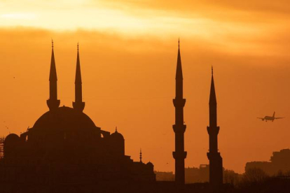 n avión sobrevuela la mezquita del sultán Ahmed en Estambul. ERDEM SAHIN