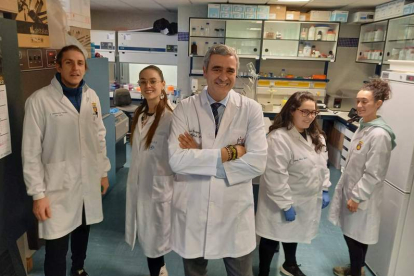 El profesor Rodríguez Lázaro, con su equipo. Dirige el Área de Microbiología de la Universidad de Burgos, y el Centro de Patógenos Emergentes y Salud Global. DL