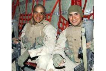 Los marines Curney Rusell (izquierda) y Christopher Castro, sonríen tras ser rescatados el domingo