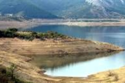 El pantano de Riaño, con un bajo nivel de agua embalsada, en una imagen de archivo