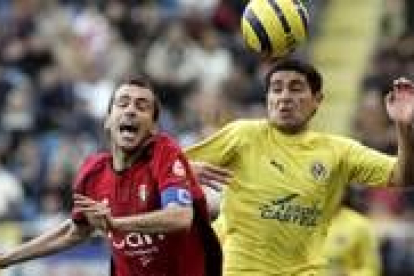 El osasunista Puñal y el amarillo Riquelme se disputan un balón aéreo