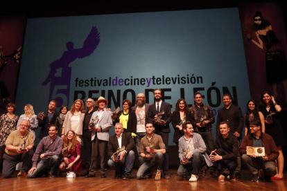 Foto de familia de los premiados en la quinta edición del Festival de Cine y Televisión Reino de León.