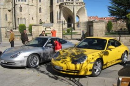 Modelos de Porsche junto a Gaudí en Astorga.