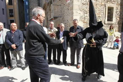 El lambrión Chupacandiles recorrió ayer las calles de Ponferrada anunciando la Semana Santa.