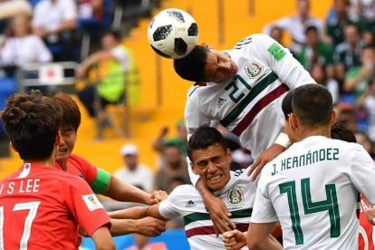 dson Álvarez cabecea entre varios jugadores de México y Corea del Sur.