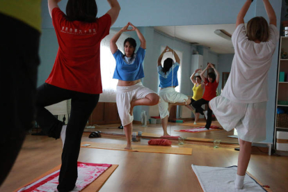 Cristina Pérez Rodríguez dirige una clase de yoga en la Asociación Mundo Wellness de León.