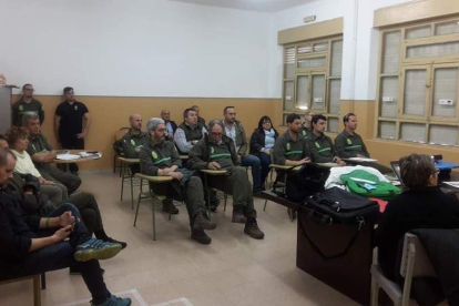 Un momento de la reunión en Villafranca sobre la suelta y el problema de la avispilla del castaño. DL