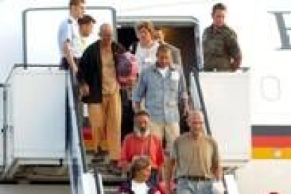 Varios de los turistas europeos retenidos bajan del avión en Colonia