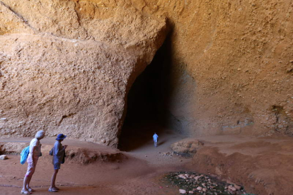 Un grupo de visitantes que se acercaron a Las Médulas adentrándose en la Cuevona. L. D. M.