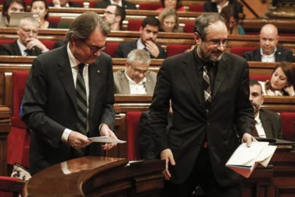 Artur Mas y Antonio Baños, durante el último pleno de investidura en el Parlament de Cataluña.