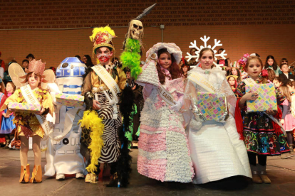 Un príncipe tribal y una muñeca de fantasía ganaron el concurso de rey y reina infantiles del Carnaval de León