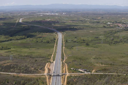 Vista aérea de la autopista León-Astorga, vacía.