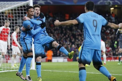 Messi ,Neymar y Suárez festejan el gol del argentino al Arsenal tras un sensacional contragolpe.