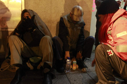 Las personas abocadas a la mendicidad alcanzan una treintena en la capital leonesa.