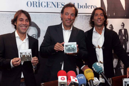 Raúl, Manuel y Óscar Quijano, en el acto en el que dieron a conocer a los medios el disco con el que regresan como trío tras ocho años de separación artística.