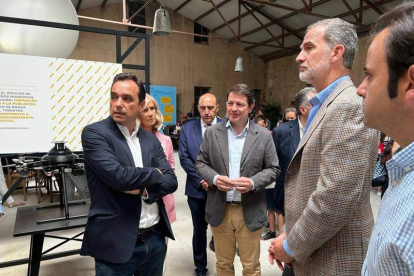 El Rey Felipe VI conoció de la mano del presidente de Ineco, Sergio Vázquez Torrón, el programa Ineco Rural TIC. DL