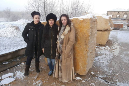 Ángeles, Elba y Yolanda con la piedra de Boñar que explotan en su cantera