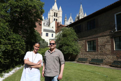 Belén Alas y Ricardo Rodríguez, en los jardines románticos en Sierra Pambley.