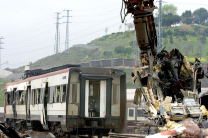 Desguace de uno de los trenes de cercanías implicados en los atentados del 11 de marzo.