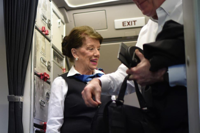 ​Bette Nass ayuda a desembarcar a un pasajero del vuelo de Boston-Washington, el pasado día 19.