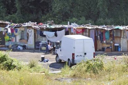 Campamento gitano cerca de una autopista en Clamart, al oeste de París, el 10 de agosto del 2012.