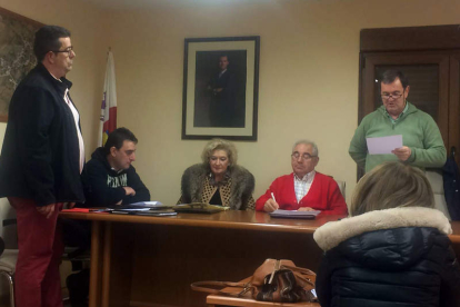 El alcalde e integrantes de la corporación de Congosto en la toma de posesión de un edil bercianista. DL