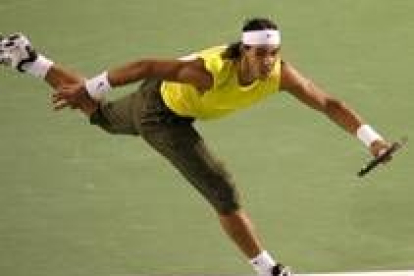 Nadal golpea la bola durante el partido de ayer ante Murray
