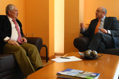 El delegado de la Junta, Guillermo García, se reunió con el alcalde Gregorio Chamorro.