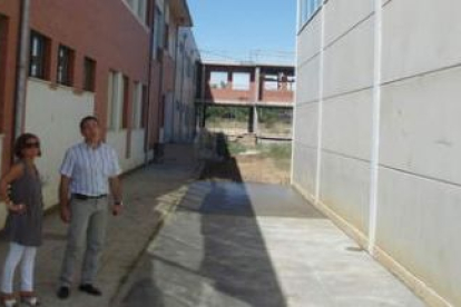 Milagros Gordaliza Valbuena y Fernando Viñuela de Celis contemplan las obras del polideportivo.