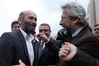 Los periodistas turcos Can Dündar (derecha) y Erdem Gul.