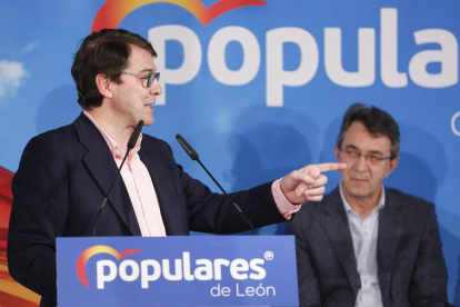 El presidente del Partido Popular de Castilla y León, Alfonso Fernández Mañueco, clausura en León un Foro de Educación. Junto a él, presidente provincial, Juan Martínez Majo.