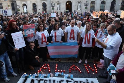 Concentracion por el suicidio de un transexual de 17 anos por acoso escolar.