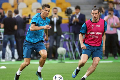 Ronaldo y Bale, ayer durante el entrenamiento del Real Madrid en Kiev. ARMANDO BABANI