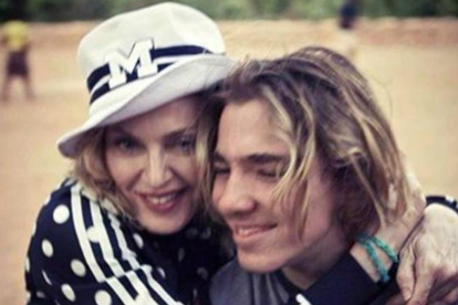 Madonna posa sonriente junto a su hijo Rocco