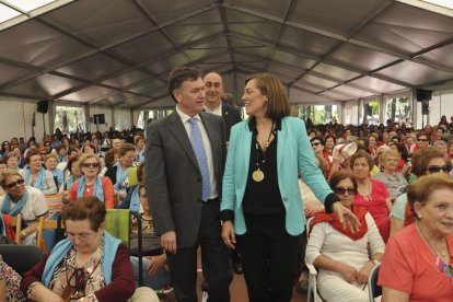 El presidente de la Diputación de Segovia, ayer, con Milagros Marcos, en Cantalejo.