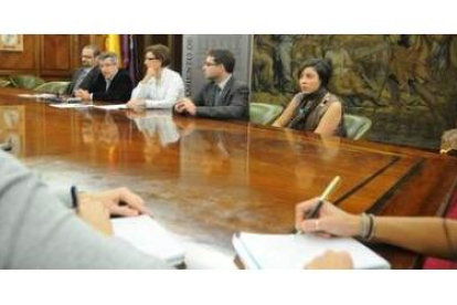 Clemente Corona, Fernández, Susana Travesí y José María Llops, en la firma del acuerdo.