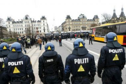 Policías bloquean una calle de Copenhague durante una manifestación de activistas.