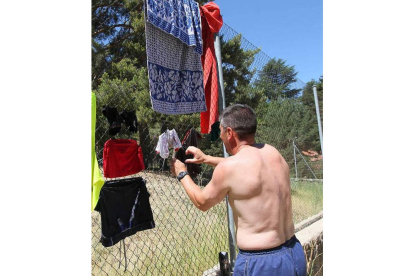 Un minero se lava la ropa.
 Foto: Norberto.