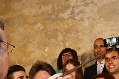 Antonio Silván llevó el palo de selfie para fotografiarse con su equipo el día de la presentación de su candidatura. Fue foto en todos los periódicos digitales y de papel de la provincia.