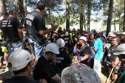 Asamblea de mineros de la III Marcha Negra de Comisiones Obreras en el pinar de San Rafael. Foto: Norberto.