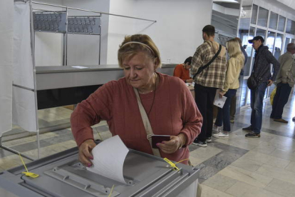 Refugiados de Ucrania votan en el referéndum en Sebastopol. STRINGER
