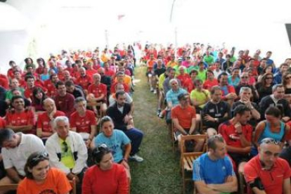 Los participantes siguen con atención las indicaciones.