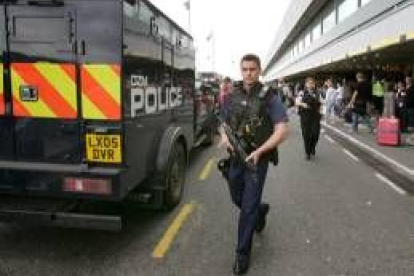 Un policía vigila el aeropuerto londinense de Heathrow