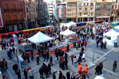 Aspecto que mostraba la plaza Mayor con los puestos de la feria ayer a mediodía.