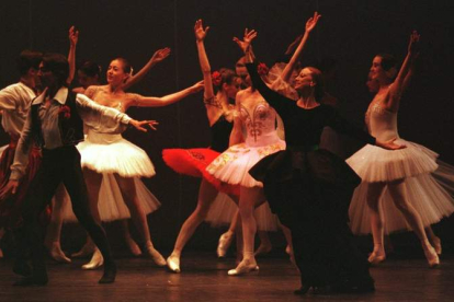 La bailarina rusa Maya Plisétskaya, fallecida el sábado, durante su actuación en el Teatro Emperador de León